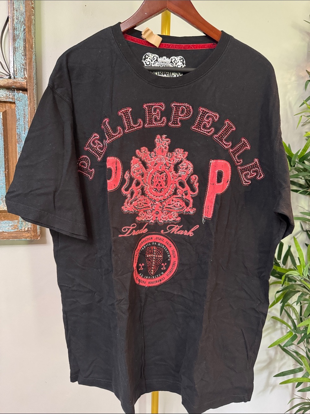 Pelle Pelle vintage Black T-Shirt with Red Crest Graphic EUC 2XL